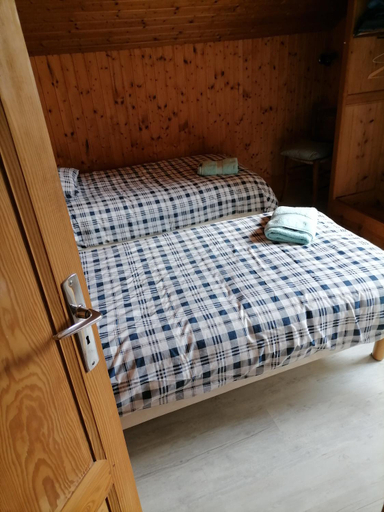 Bedroom 3, Maison La Vigne - Gites et Chambres d'hotes, Haute-Loire
