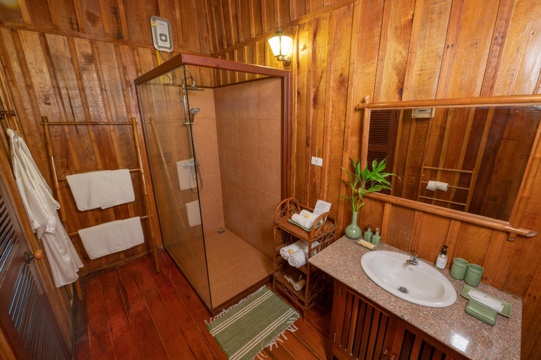 Bathroom 5, La Folie Lodge, Pathoomphone
