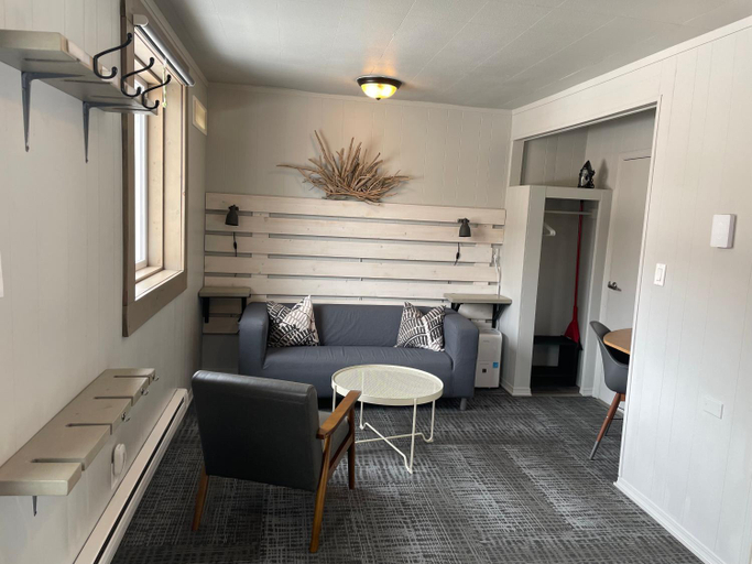 Others 4, Pinewood Inn, Columbia-Shuswap