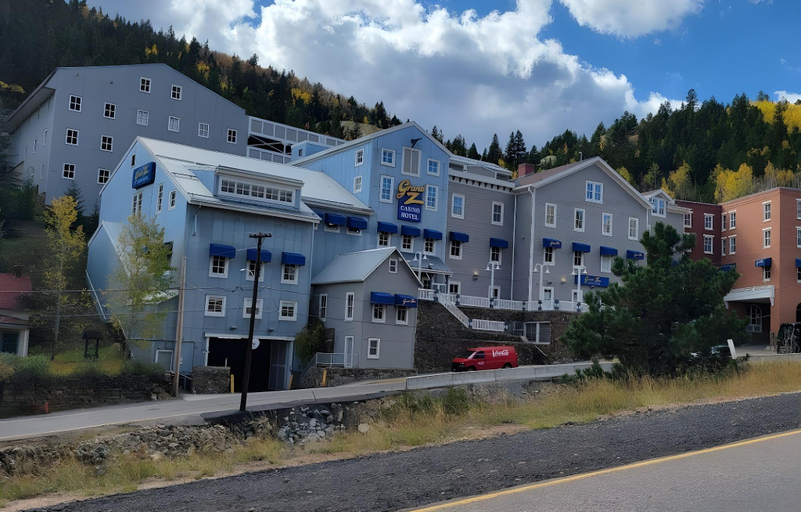 Exterior & Views