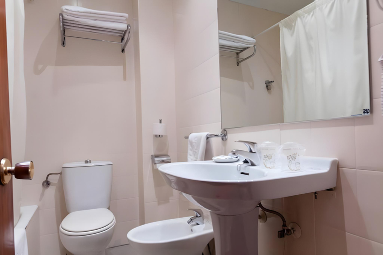 Bathroom, Hotel City Express Covadonga , Asturias