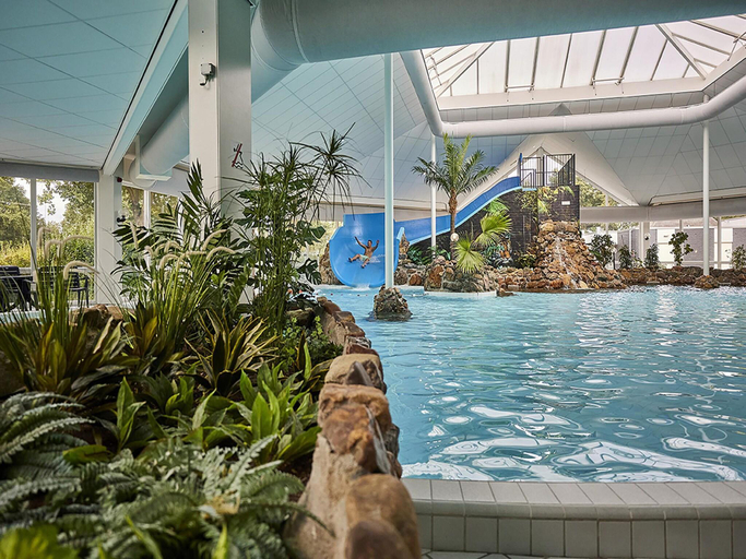 Sport & Beauty 4, Bungalow in Limburg with Subtropical Pool, Roggel en Neer
