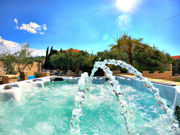 Others 3, Apartment in Murter with Pool Bubble Bath, Murter