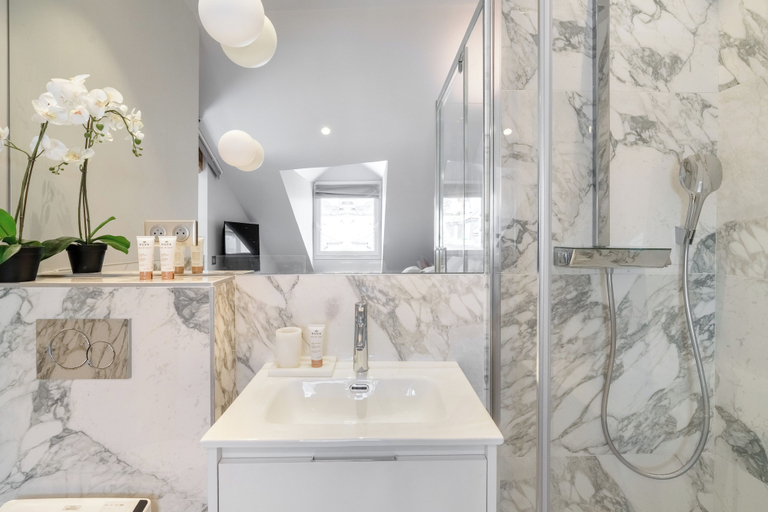 Bathroom 3, 1537 Bourg Tibourg, Paris
