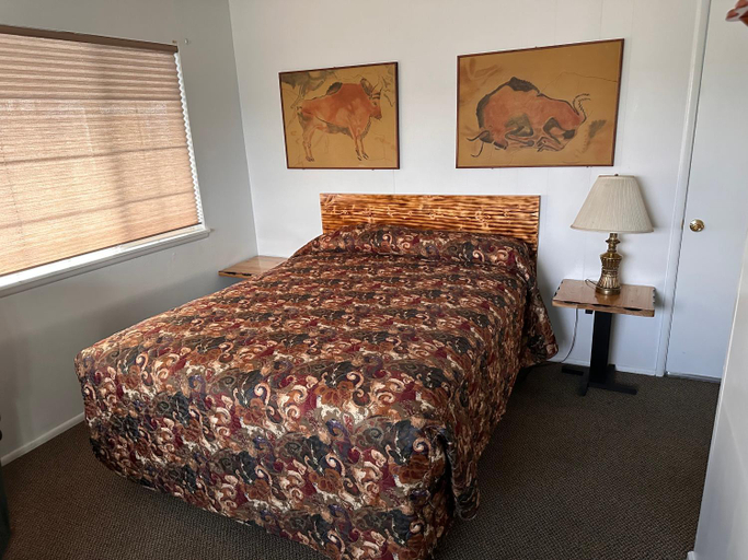 Bedroom 2, Rim Rock Motel, Modoc