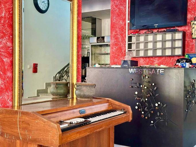 Bathroom 5, West Gate