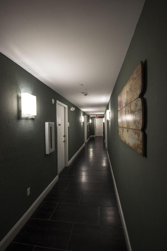 Public Area 2, Beds n' Drinks Hostel, Miami-Dade