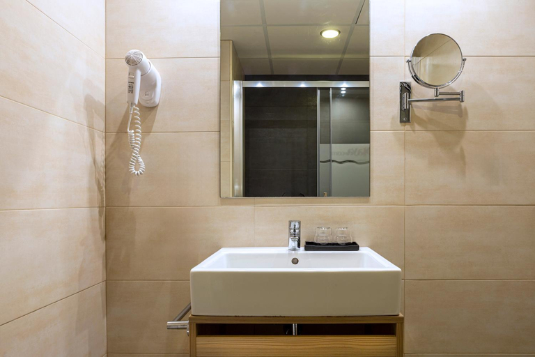 Bathroom 5, Medplaya Esmeraldas, Girona