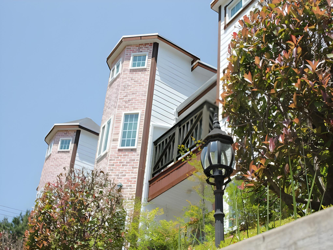 Others 4, Beljari Pension, Tongyeong