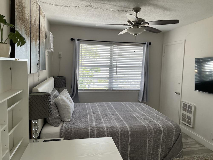 Bedroom 2, Beachway Inn, Palm Beach