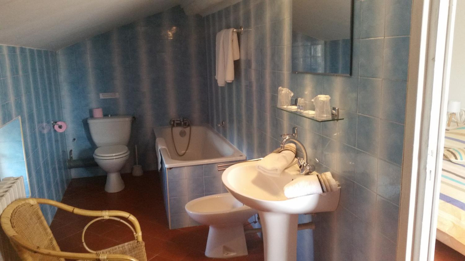 Bathroom 3, Le Mas d'Icard, Bouches-du-Rhône
