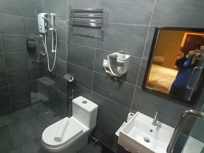 Bathroom 4, Yee Hotel, Johor Bahru