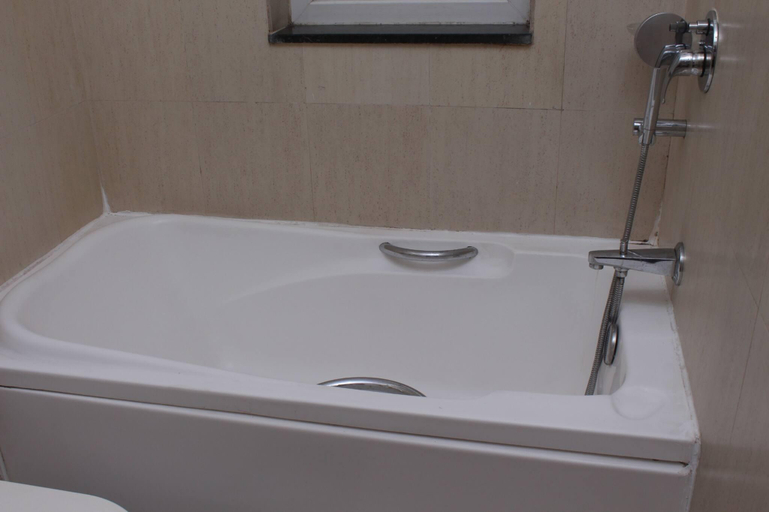 Bathroom 2, Luxurious Gurugram Apartment for Rent - Entire House With City & Garden Views, Gurgaon