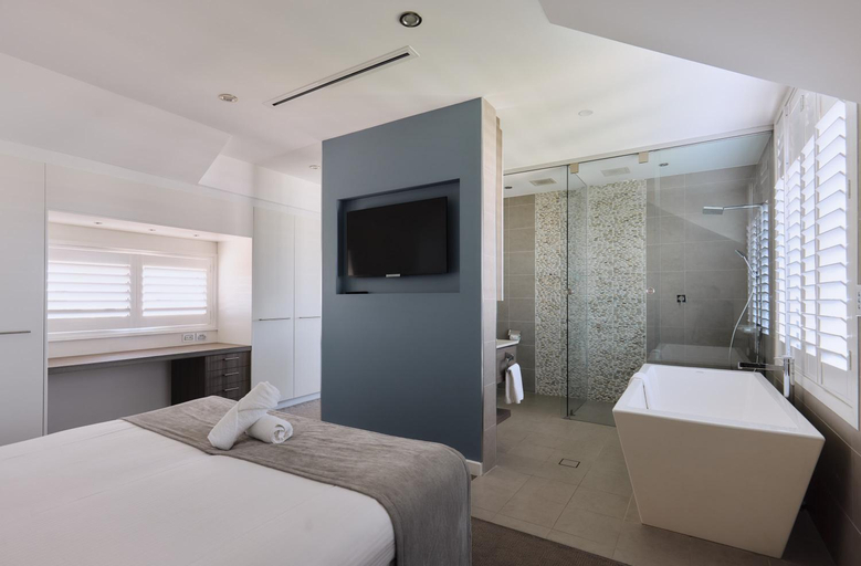 Bedroom, Caves Coastal, Lake Macquarie - North