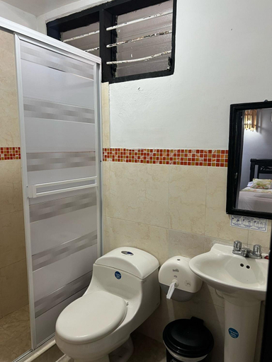 Bathroom 2, Hotel El Exito, Santa Marta (Dist. Esp.)