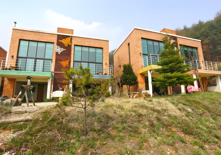 Exterior & Views