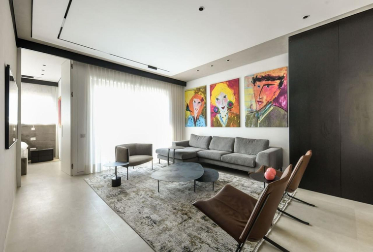 5, Modern and Vibrant 1BR apt with Private Balcony