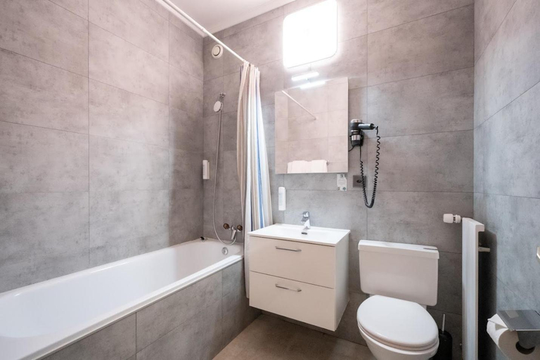 Bathroom 5, Hotel Les Arcades, Genève