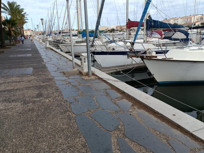 Others 2, Residence avec piscine sur quai avec bateau, Hérault