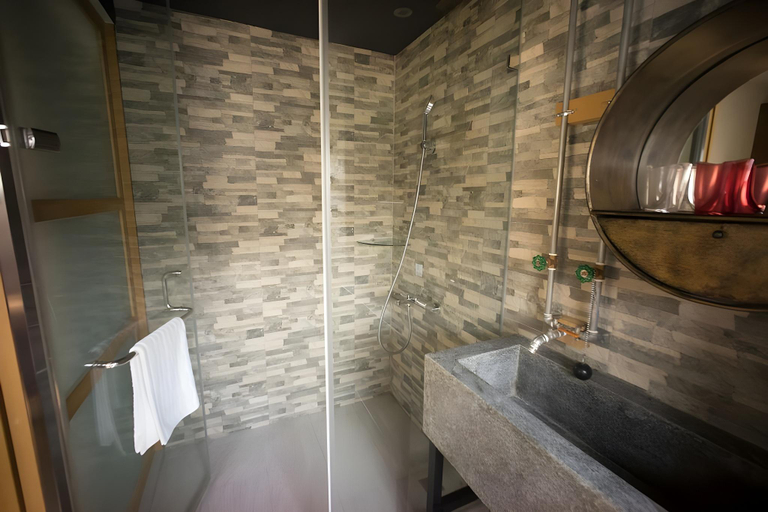 Bathroom 3, We Love Apartment, Tainan