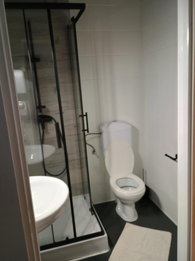 Others 2, Motelik White House - pokoje goscinne, Radom City