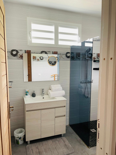 Bathroom 4, Ponm Siret, Bouillante