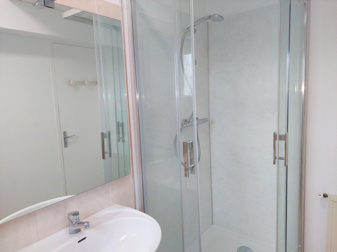 Bathroom, Chalet in Aber Wrach near Sandy Beaches, Finistère