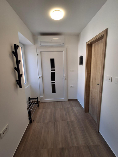 Others 5, Villa Ivana, Koper