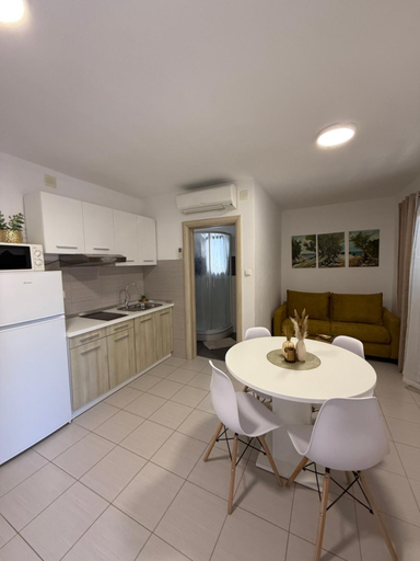 Others 5, Apartmani Pernjak, Pag