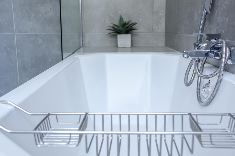 Bathroom 4, The Retreat Guesthouse, Frances Baard