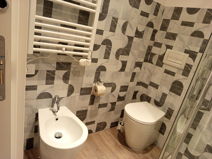 Bathroom 4, Hotel Acquario, Genova
