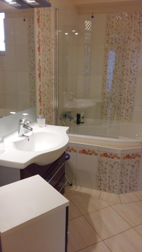 Bathroom 2, Isabell Apartments Gyor, Győr