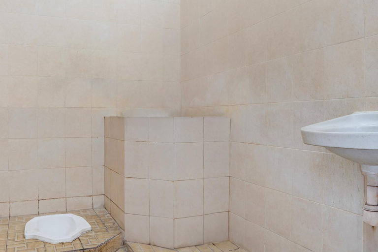 Bathroom 3, SPOT ON 93210 Griya Kos Kanjeng Mami Syariah, Jombang