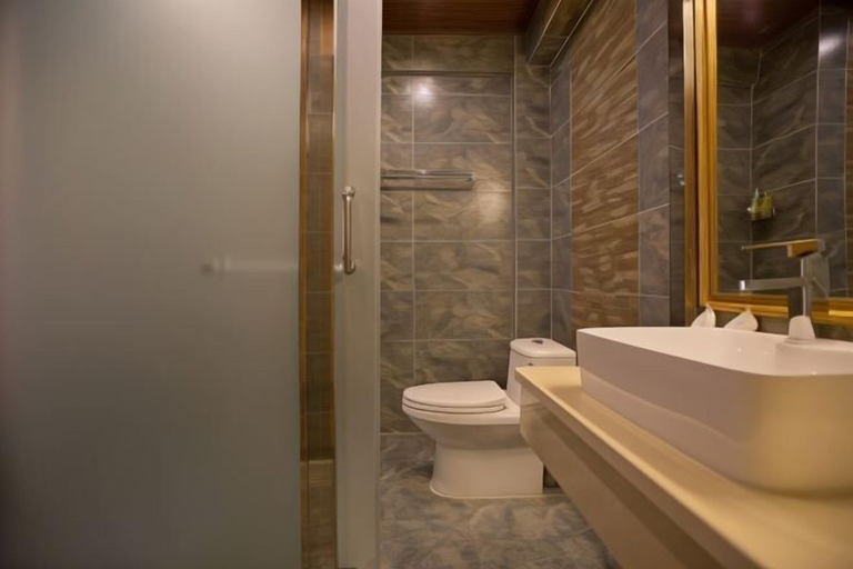 Bathroom 4, Yingyue Lakeside Inn, Lijiang