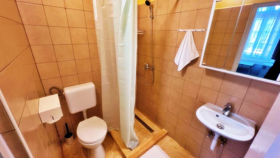 Bathroom 5, Budapest Budget Hostel, Budapesti