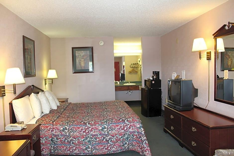 Bedroom 2, Palm Tree Extended Stay - Macon, Bibb