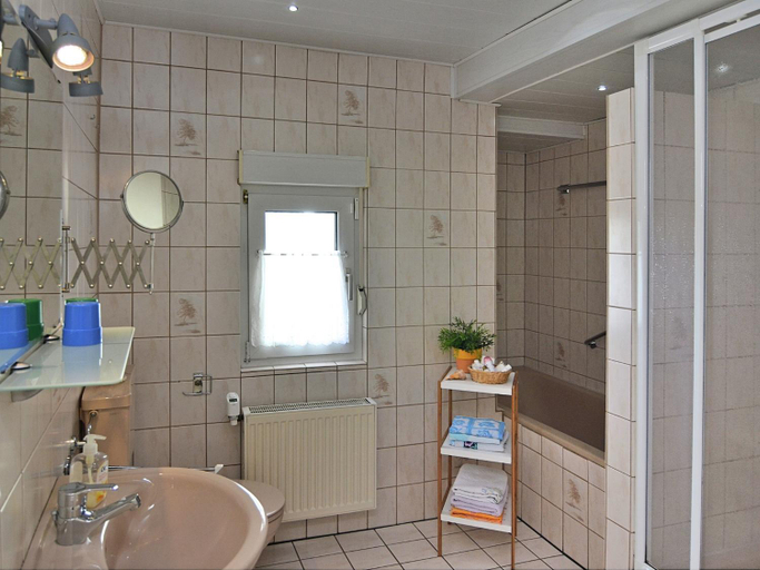Bathroom 3, Modernes Familienapartment, Hochsauerlandkreis