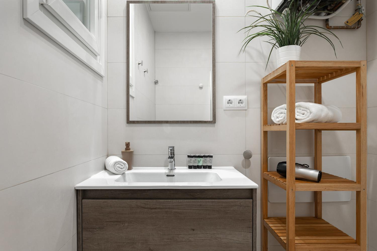 Bathroom, Art House Fira Apartments, Barcelona