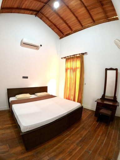 Bedroom 2, Sunrise Cabanas, Pothuvil