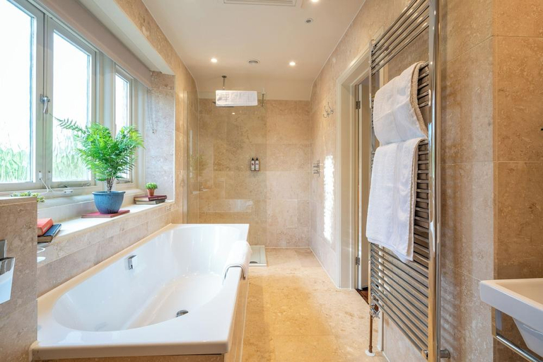 Bathroom 3, The Northey Arms, Wiltshire