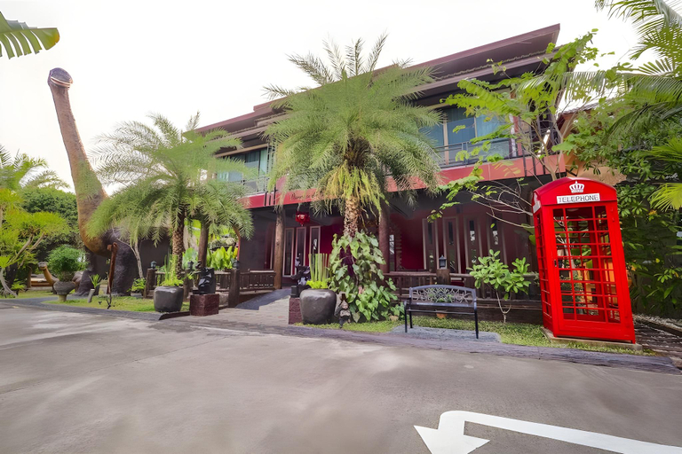 Exterior & Views
