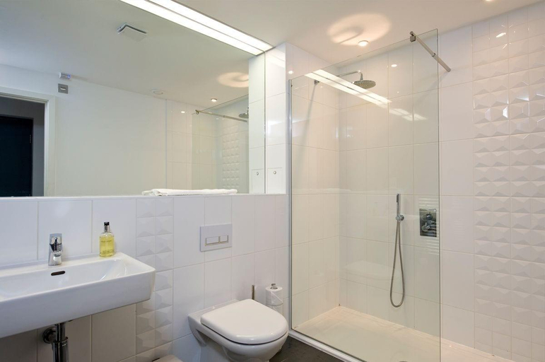 Bathroom 3, Destiny Scotland -The Malt House Apartments, Edinburgh