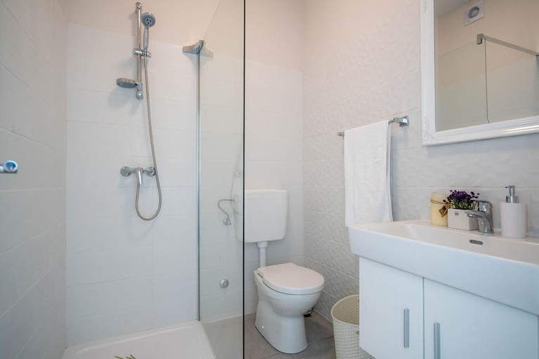 Bathroom 2, Apartments Sonata, Omiš