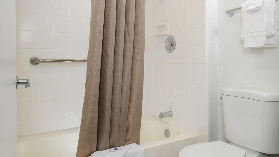 Bathroom 2, Motel 6 Fresno, CA - Yosemite Hwy, Fresno