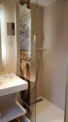 Bathroom 3, Mercure Paris Pigalle Sacre Coeur, Paris
