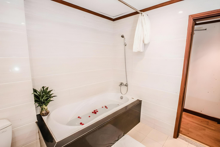 Bathroom 2, S79 Sunny Hotel 2, District 10