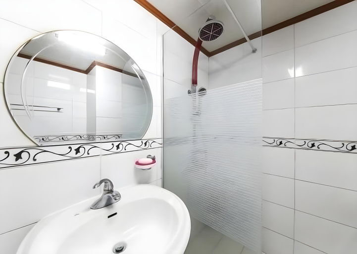 Bathroom 3, Happy Q Motel, Andong