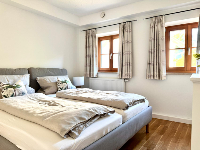 Bedroom 2, Landhof Angstl - Hochwertig Wohnen mit Geschichte, Rosenheim