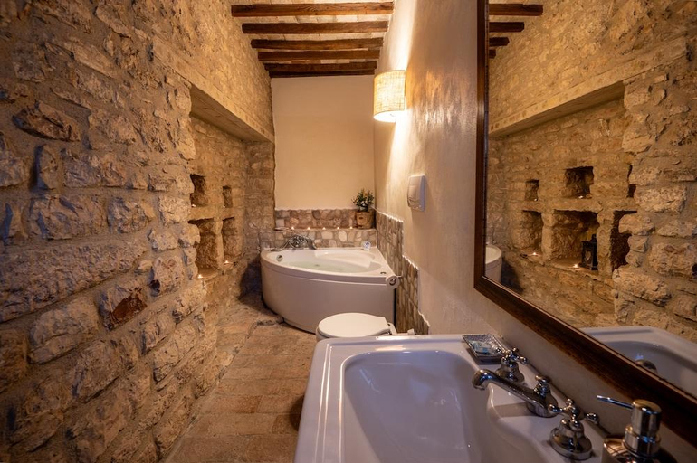 Bathroom 5, Castello Valenzino, Perugia
