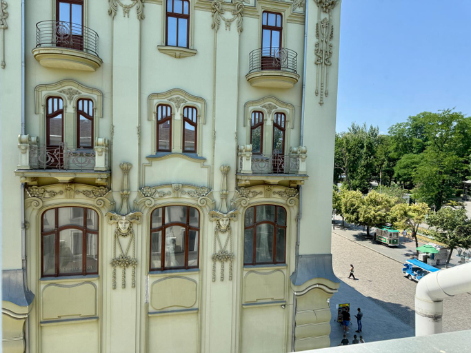 Exterior & Views